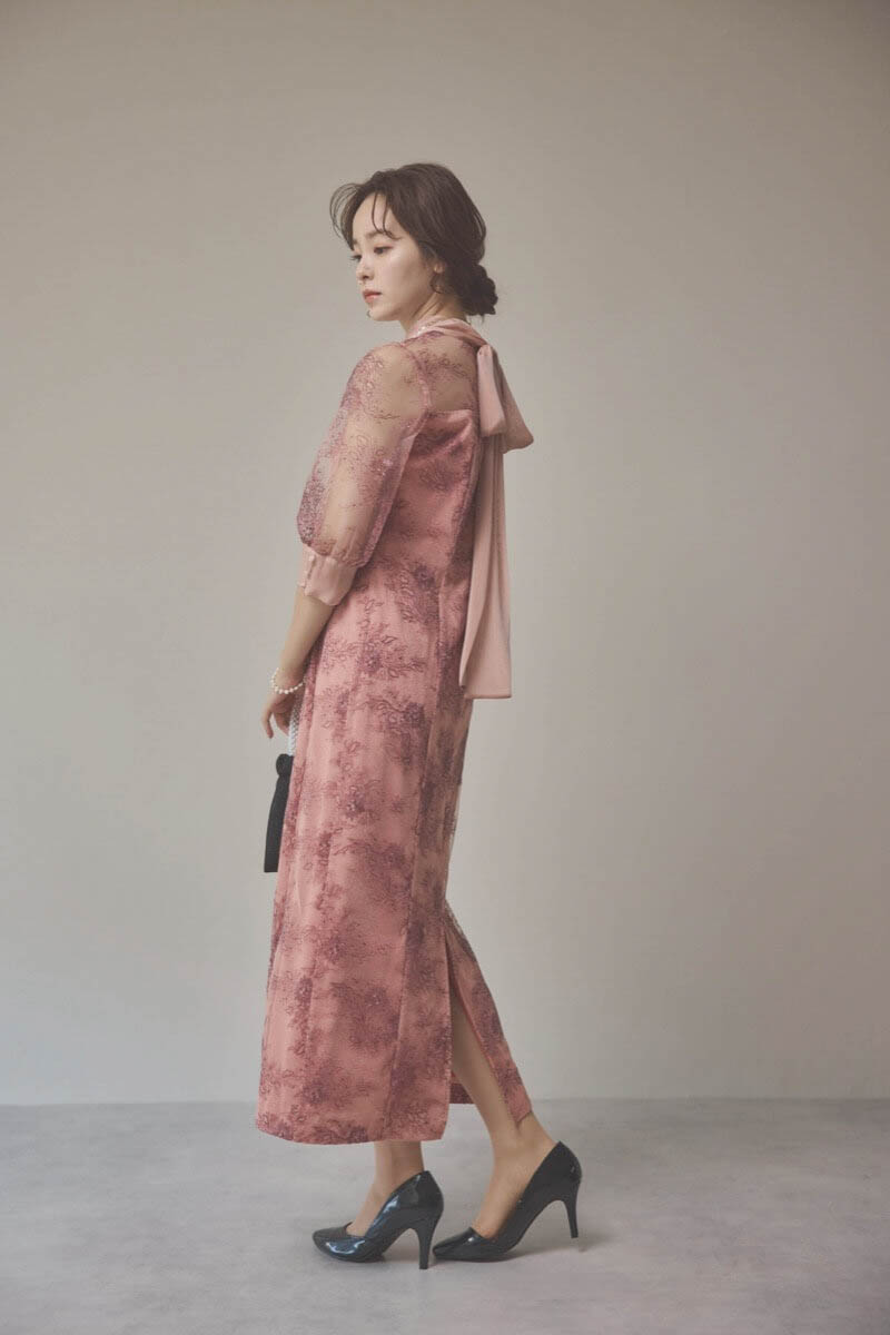 ピンクのシャイニーレースリボンドレス