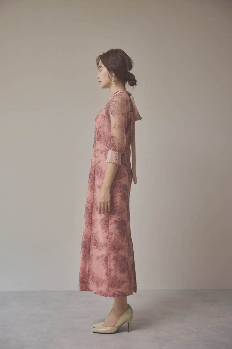 ピンクのシャイニーレースリボンドレス