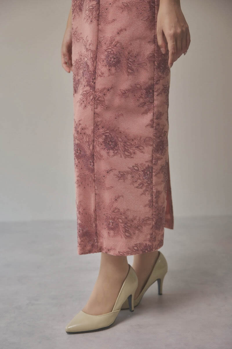 ピンクのシャイニーレースリボンドレス