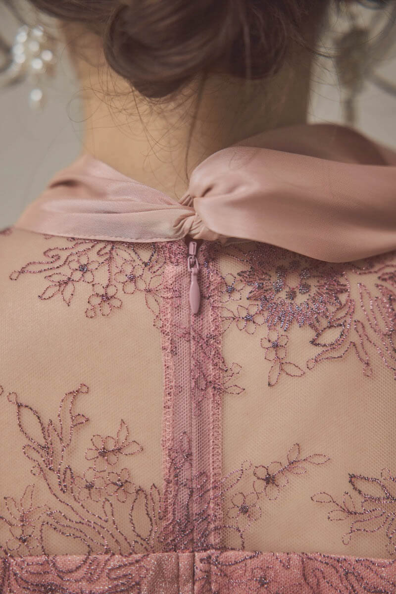 ピンクのシャイニーレースリボンドレス