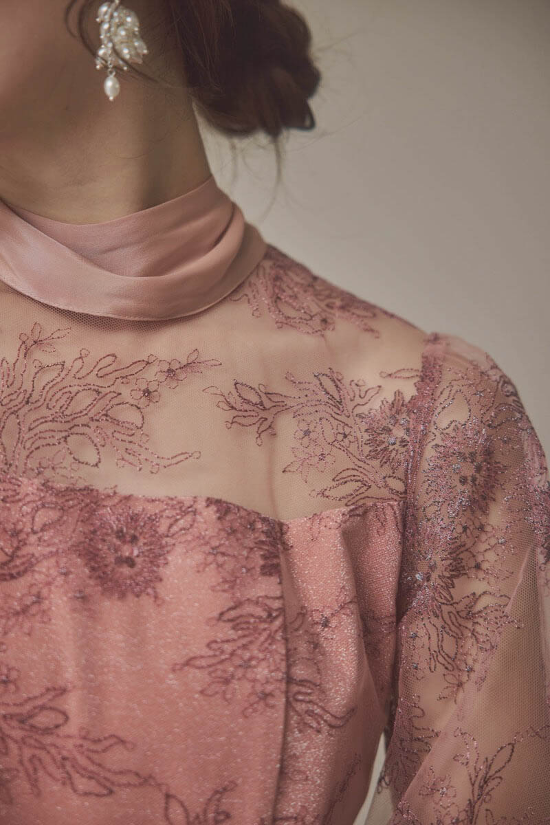 ピンクのシャイニーレースリボンドレス