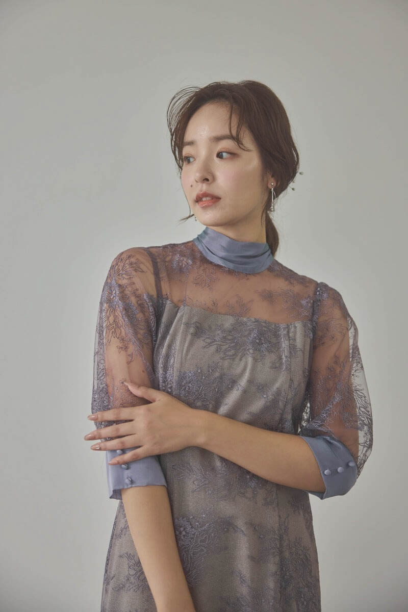 パープルのシャイニーレースリボンドレス