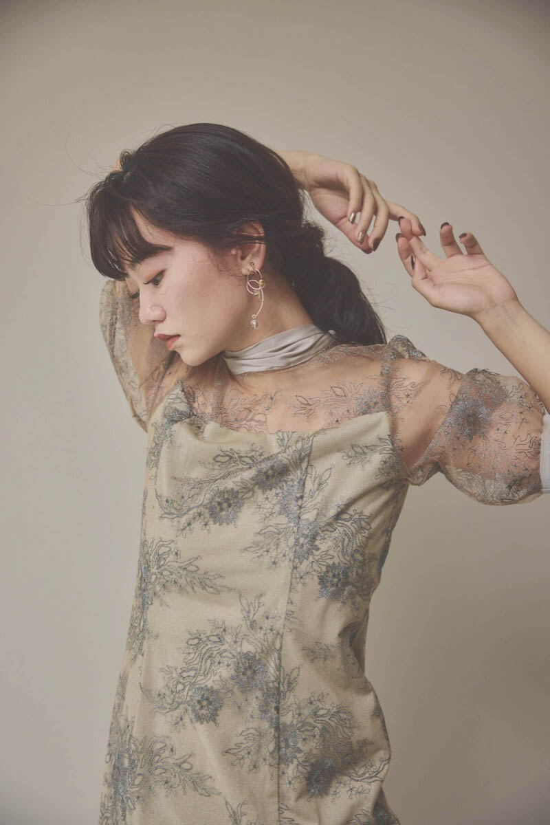 ベージュのシャイニーレースリボンドレス