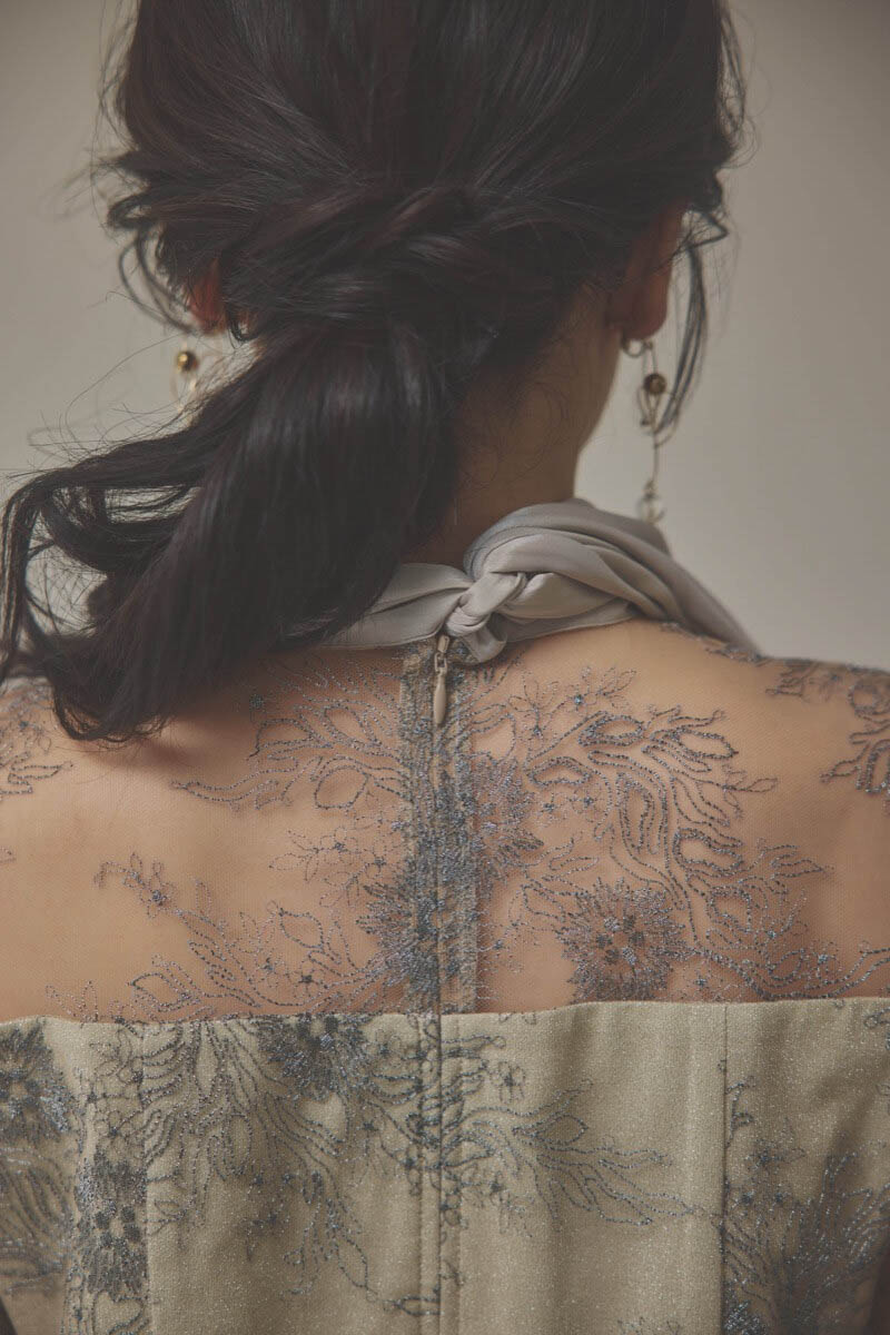 ベージュのシャイニーレースリボンドレス