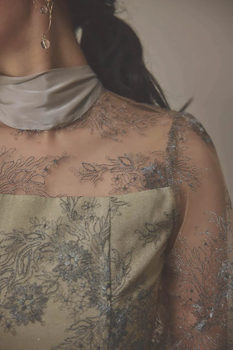 ベージュのシャイニーレースリボンドレス