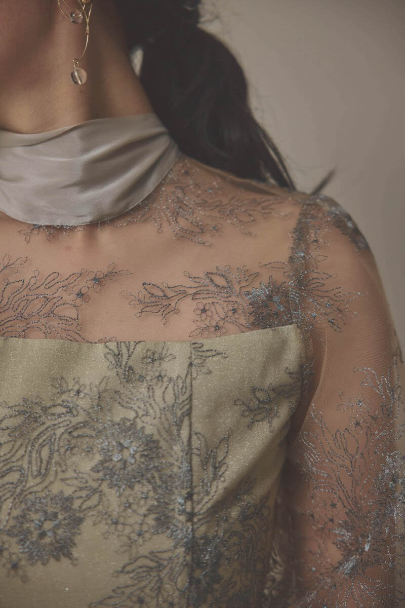 ベージュのシャイニーレースリボンドレス