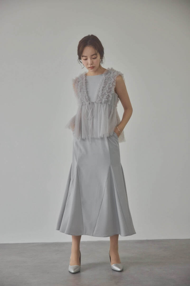 グレーのフリルチュールマーメイドドレス