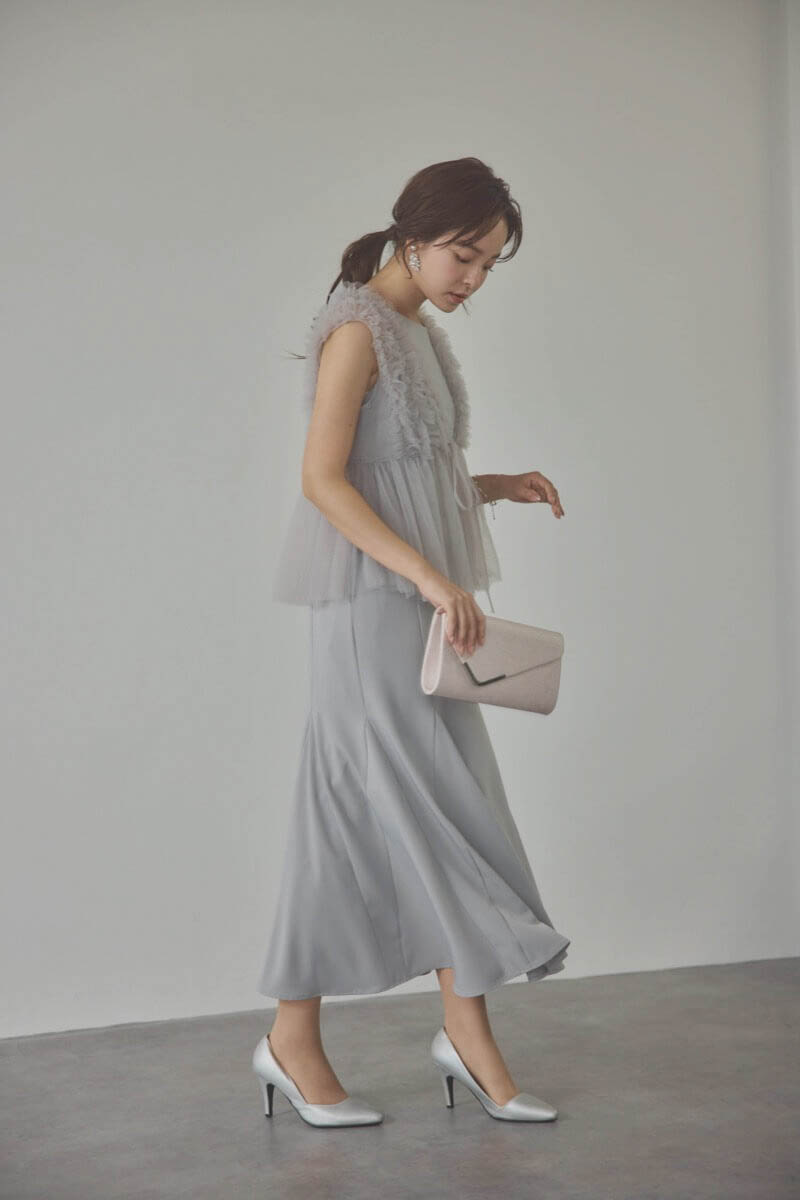 グレーのフリルチュールマーメイドドレス