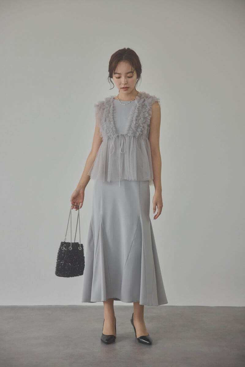 グレーのフリルチュールマーメイドドレス