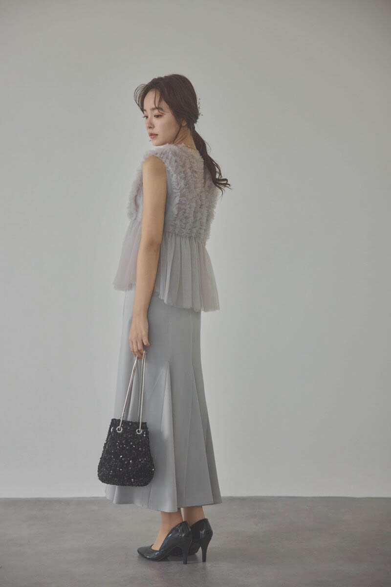 グレーのフリルチュールマーメイドドレス