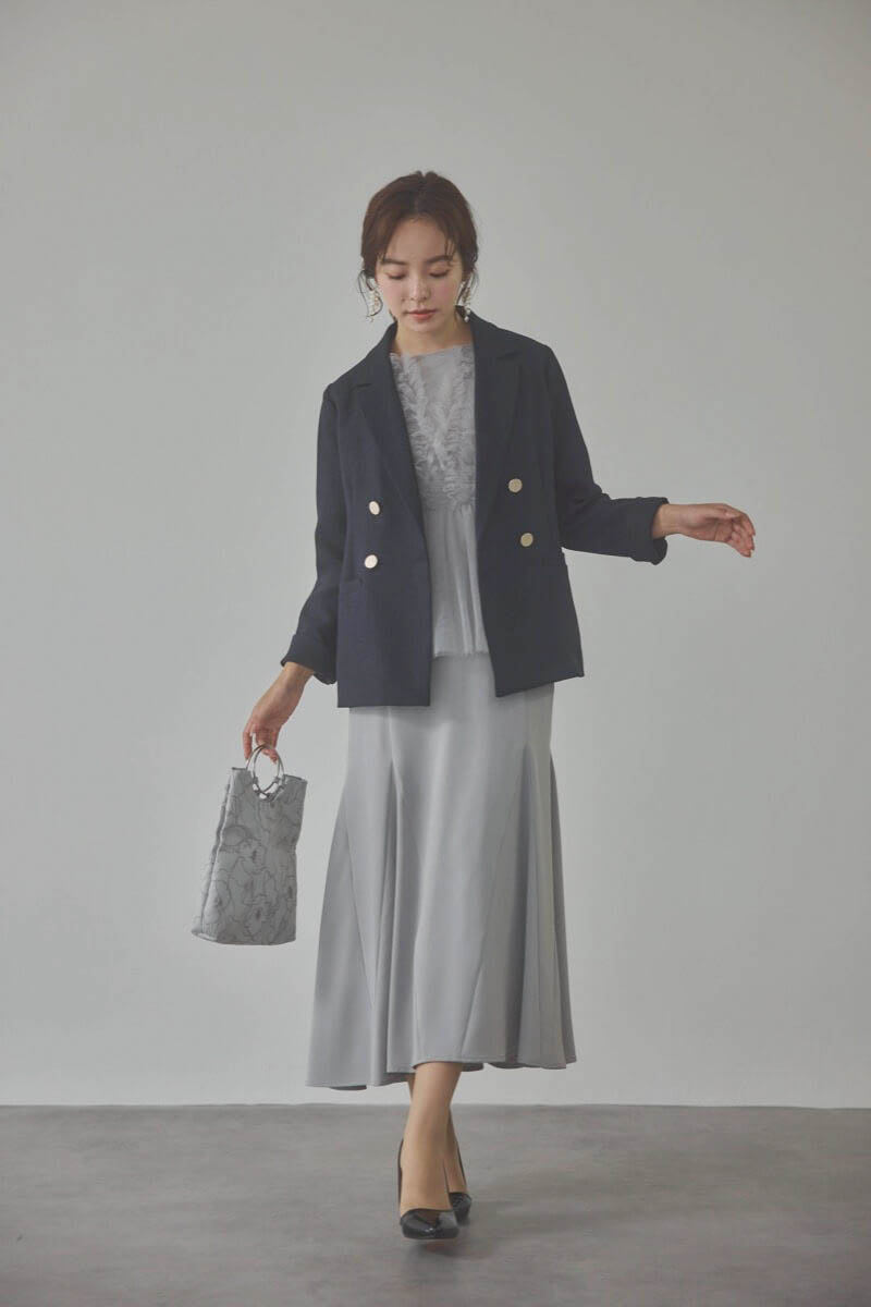 グレーのフリルチュールマーメイドドレス