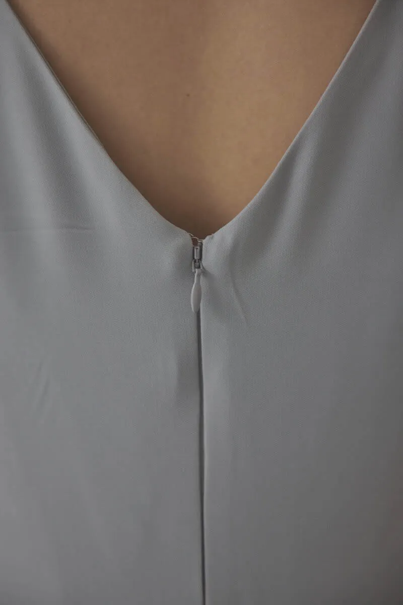 グレーのフリルチュールマーメイドドレス