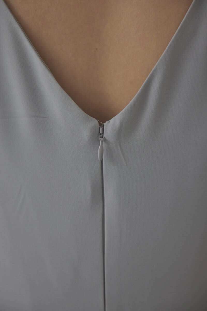 グレーのフリルチュールマーメイドドレス