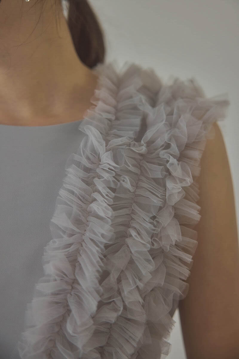 グレーのフリルチュールマーメイドドレス