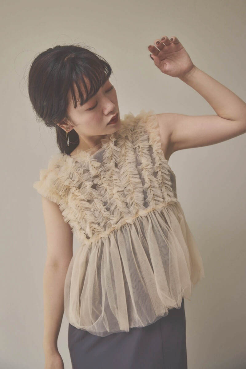 ベージュ×チャコールのフリルチュールマーメイドドレス