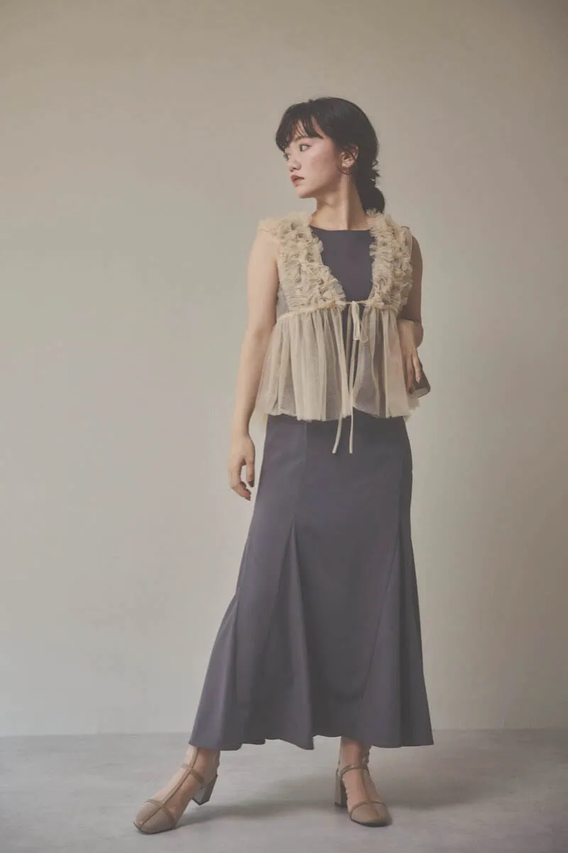 ベージュ×チャコールのフリルチュールマーメイドドレス