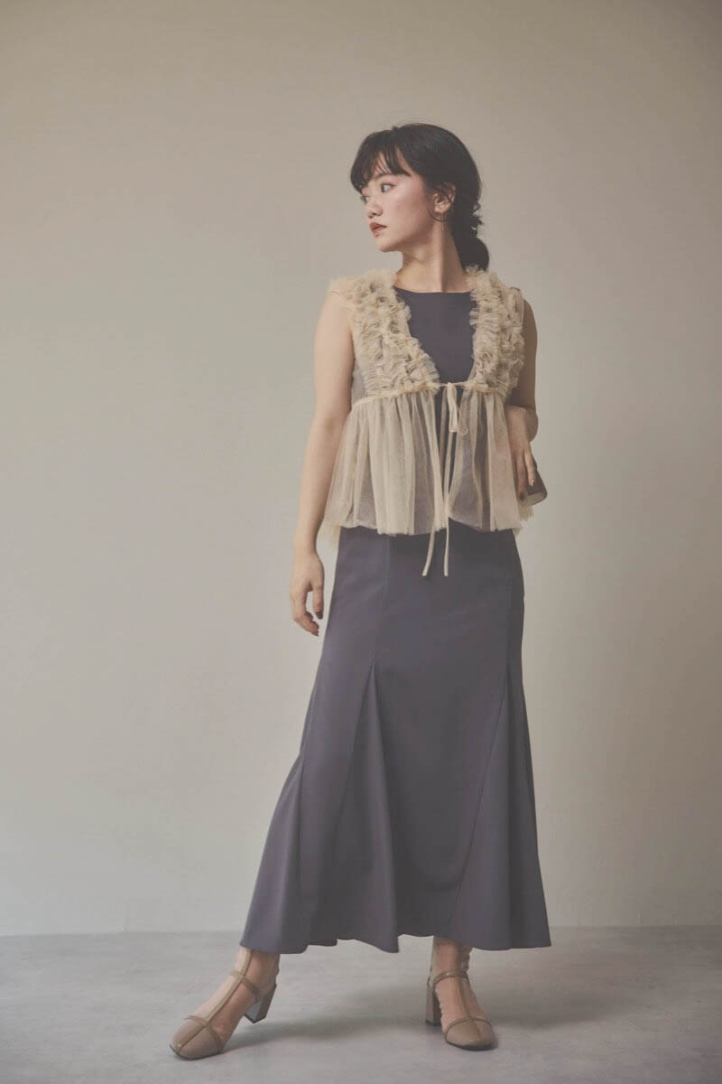 ベージュ×チャコールのフリルチュールマーメイドドレス