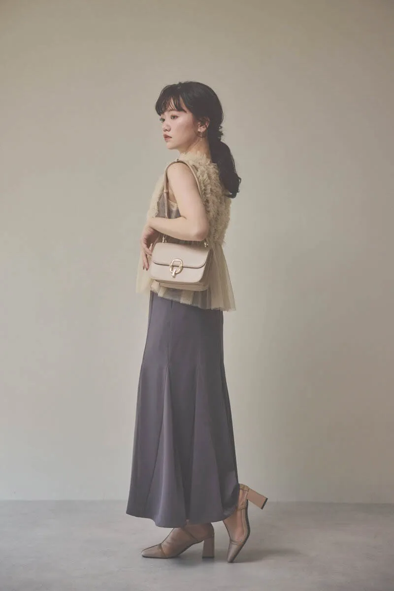 ベージュ×チャコールのフリルチュールマーメイドドレス