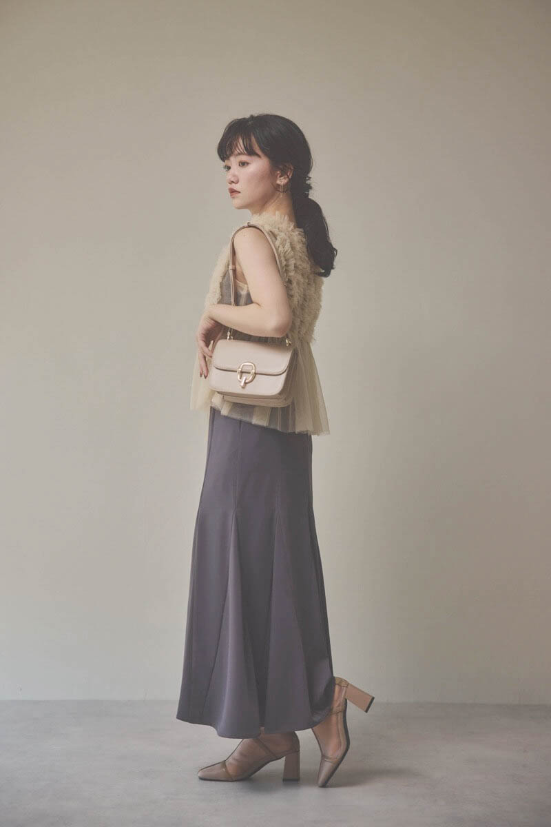 ベージュ×チャコールのフリルチュールマーメイドドレス