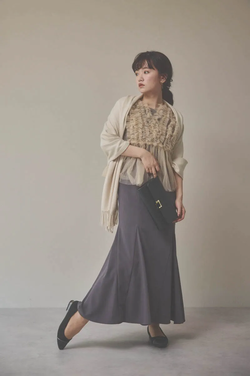 ベージュ×チャコールのフリルチュールマーメイドドレス