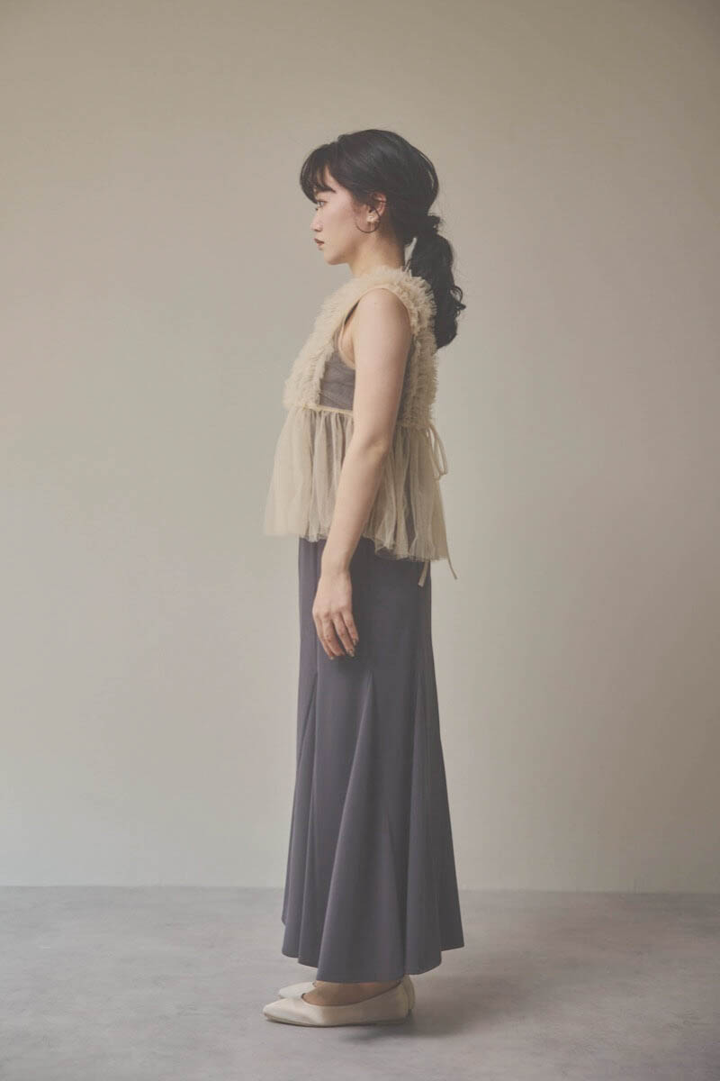ベージュ×チャコールのフリルチュールマーメイドドレス