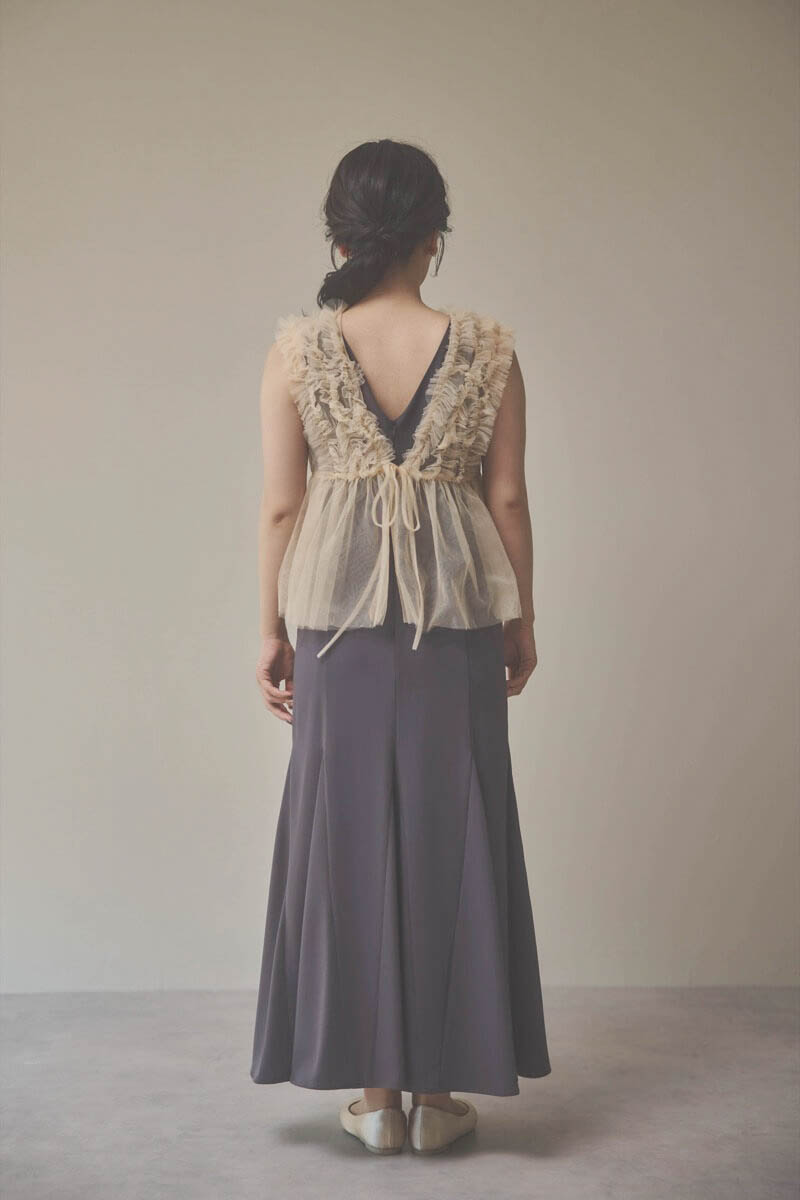 ベージュ×チャコールのフリルチュールマーメイドドレス