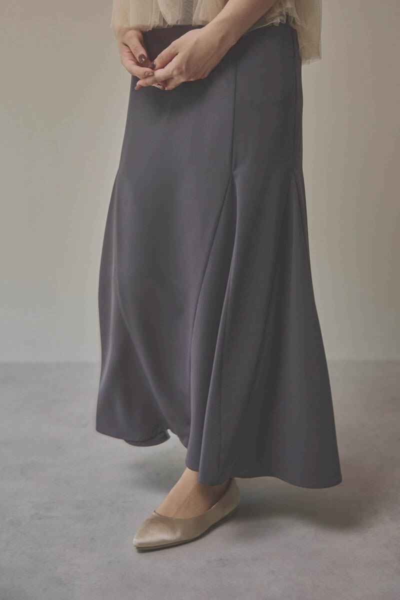 ベージュ×チャコールのフリルチュールマーメイドドレス