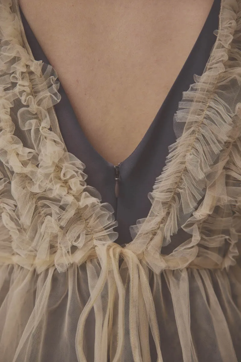 ベージュ×チャコールのフリルチュールマーメイドドレス