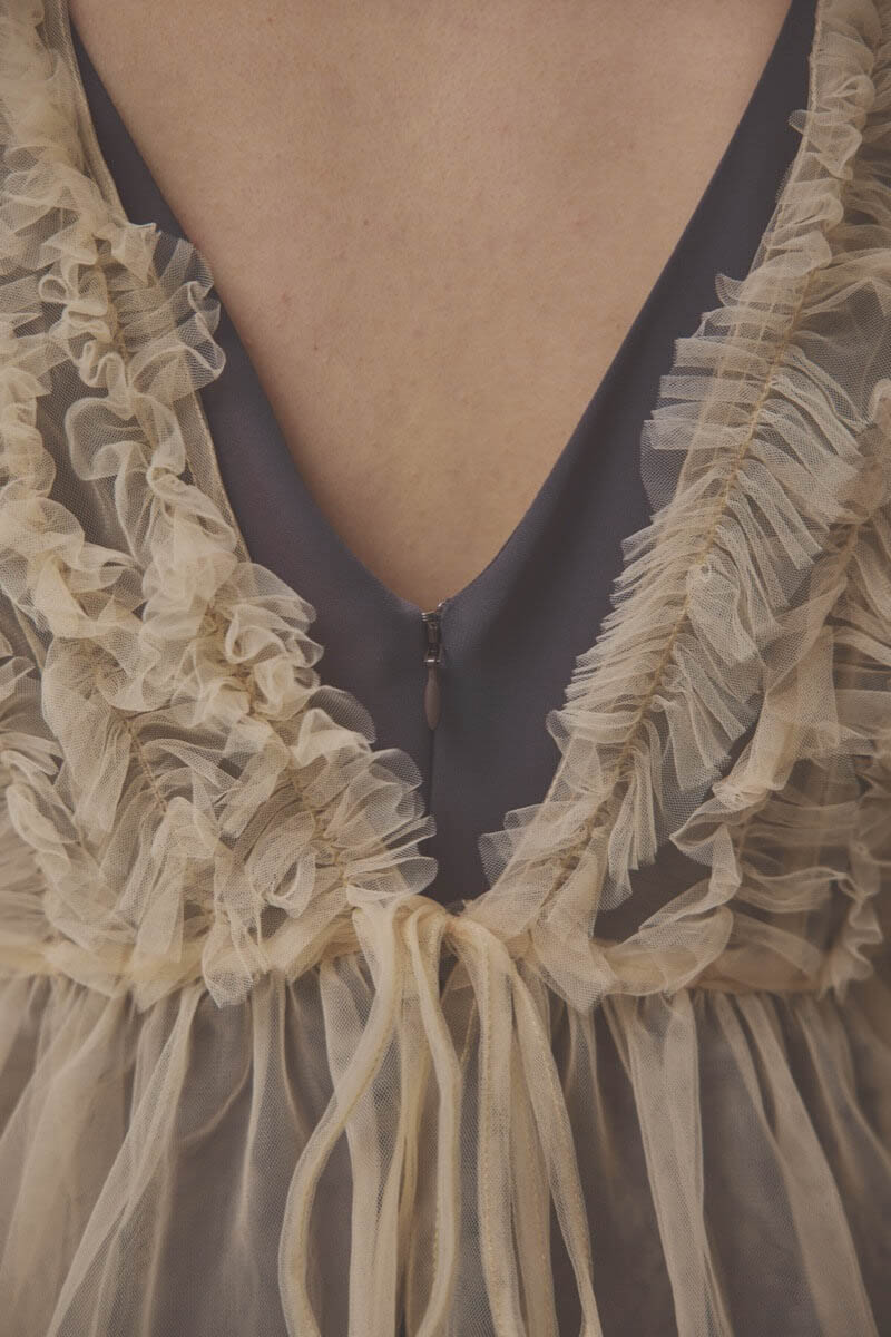 ベージュ×チャコールのフリルチュールマーメイドドレス