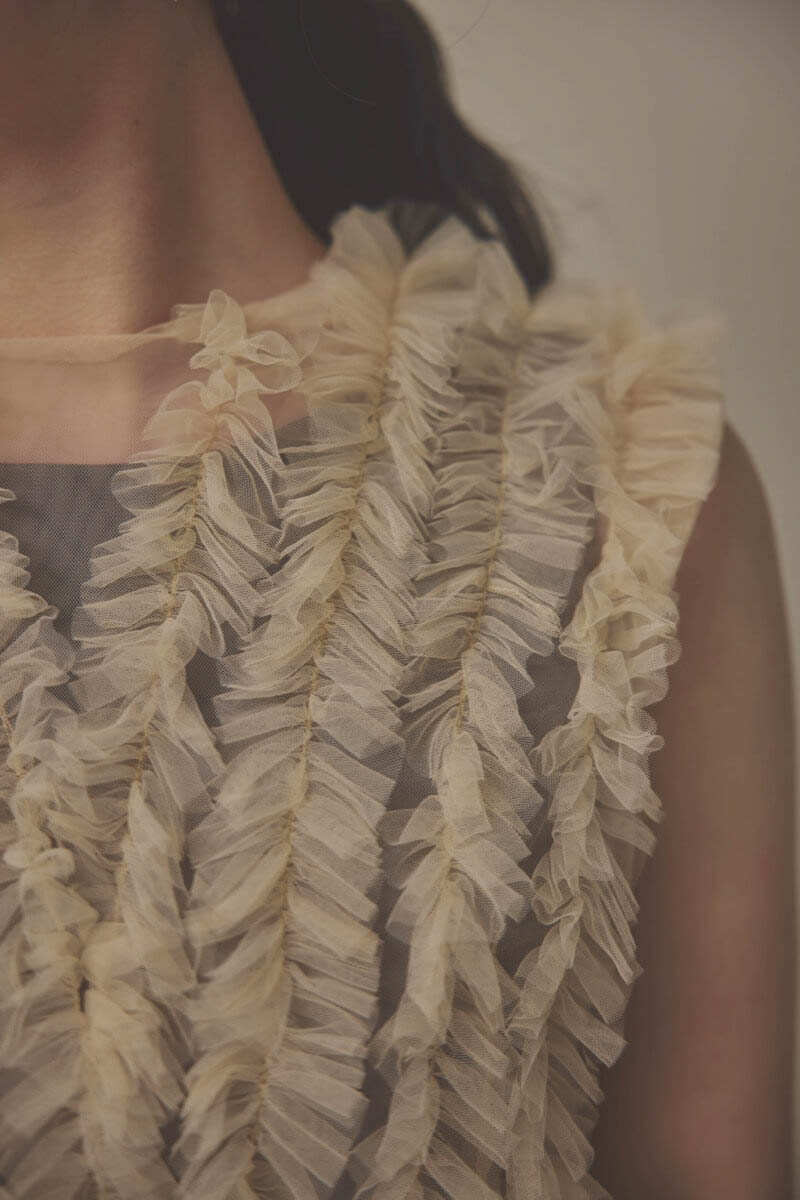 ベージュ×チャコールのフリルチュールマーメイドドレス