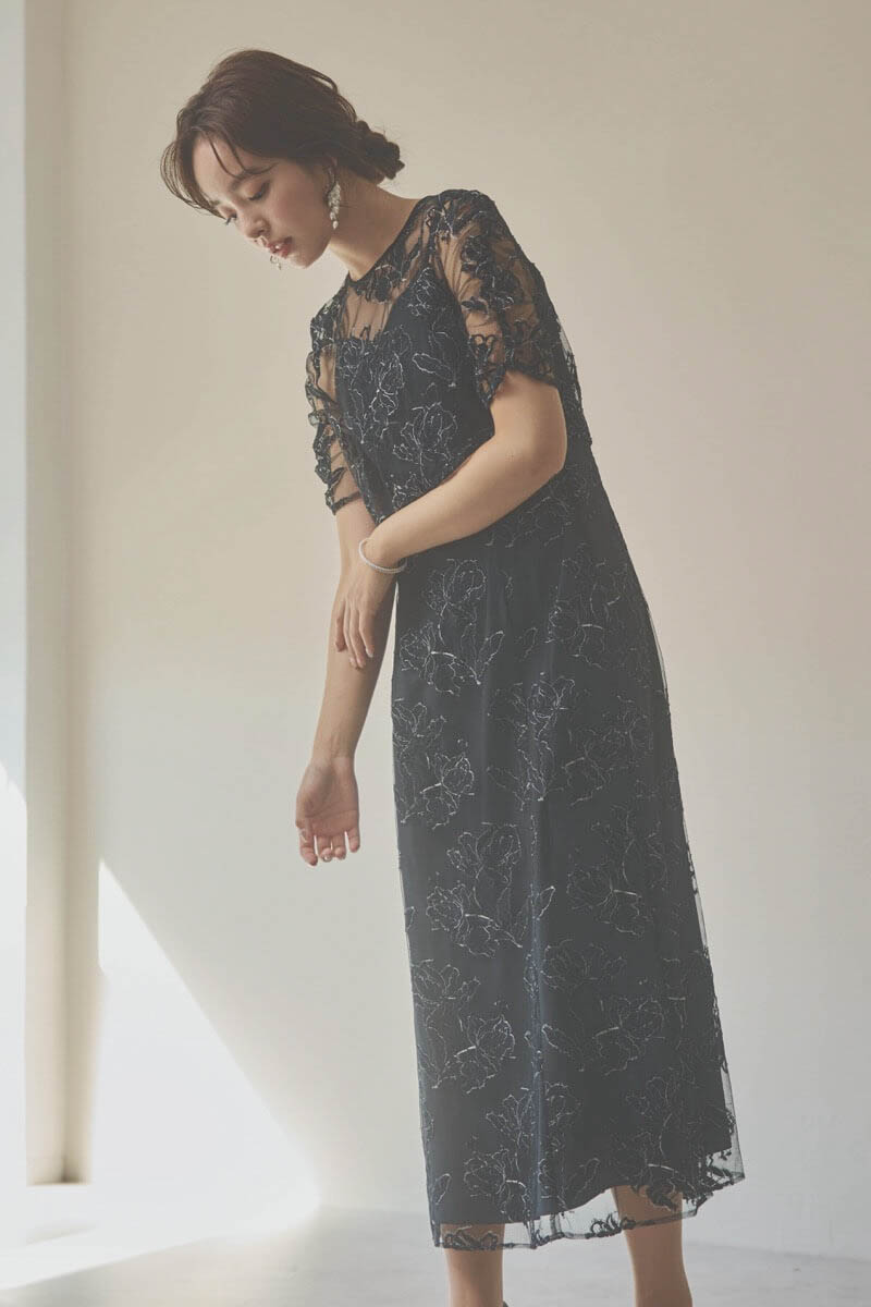 ブラックのローズレースレイヤードドレス