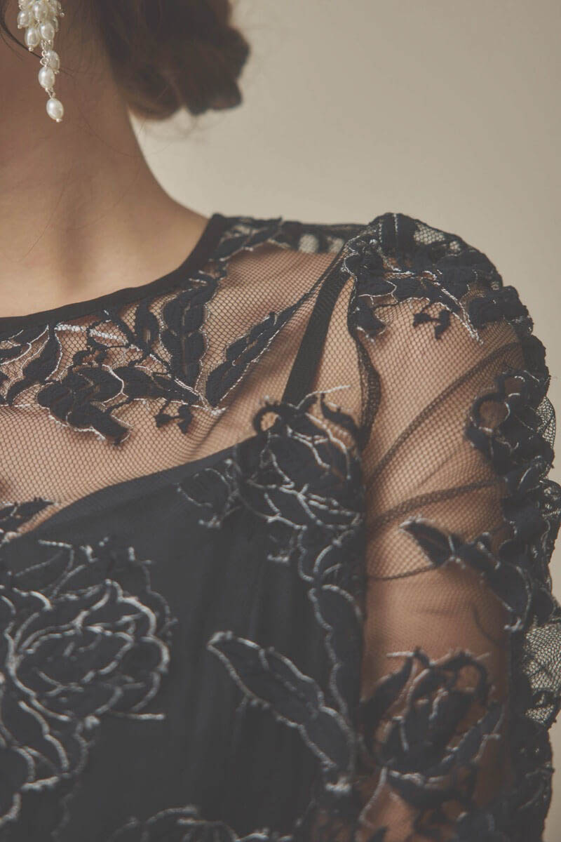 ブラックのローズレースレイヤードドレス