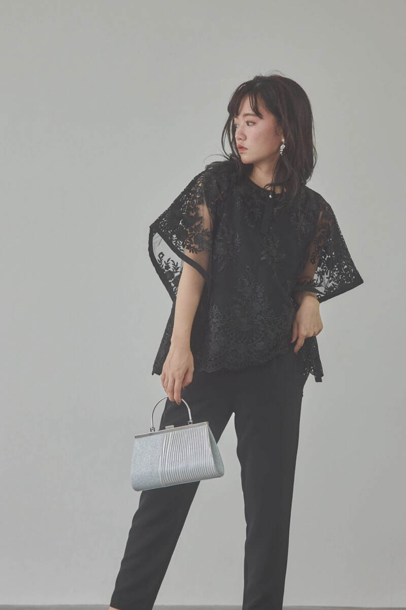 ブラックのバタフライスリーブパンツドレス