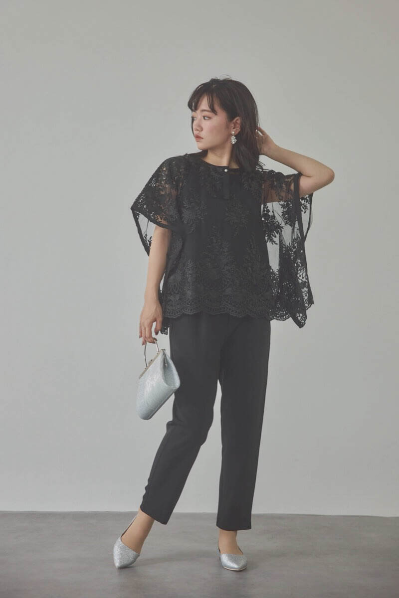 ブラックのバタフライスリーブパンツドレス