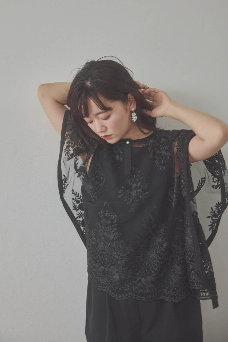 ブラックのバタフライスリーブパンツドレス