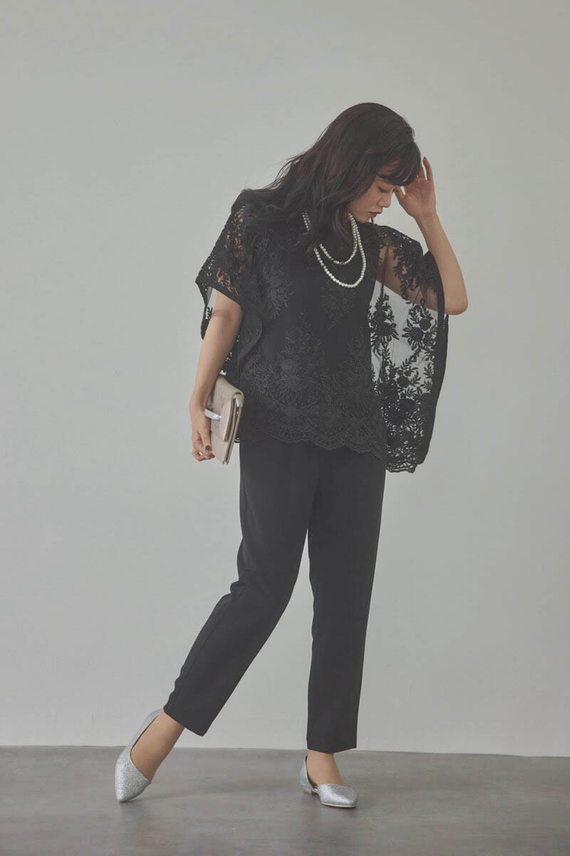 ブラックのバタフライスリーブパンツドレス