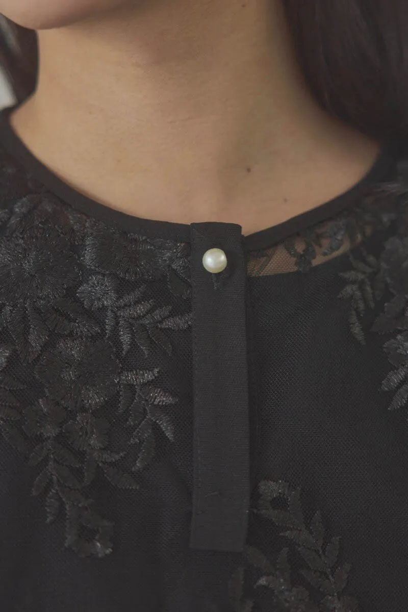 ブラックのバタフライスリーブパンツドレス