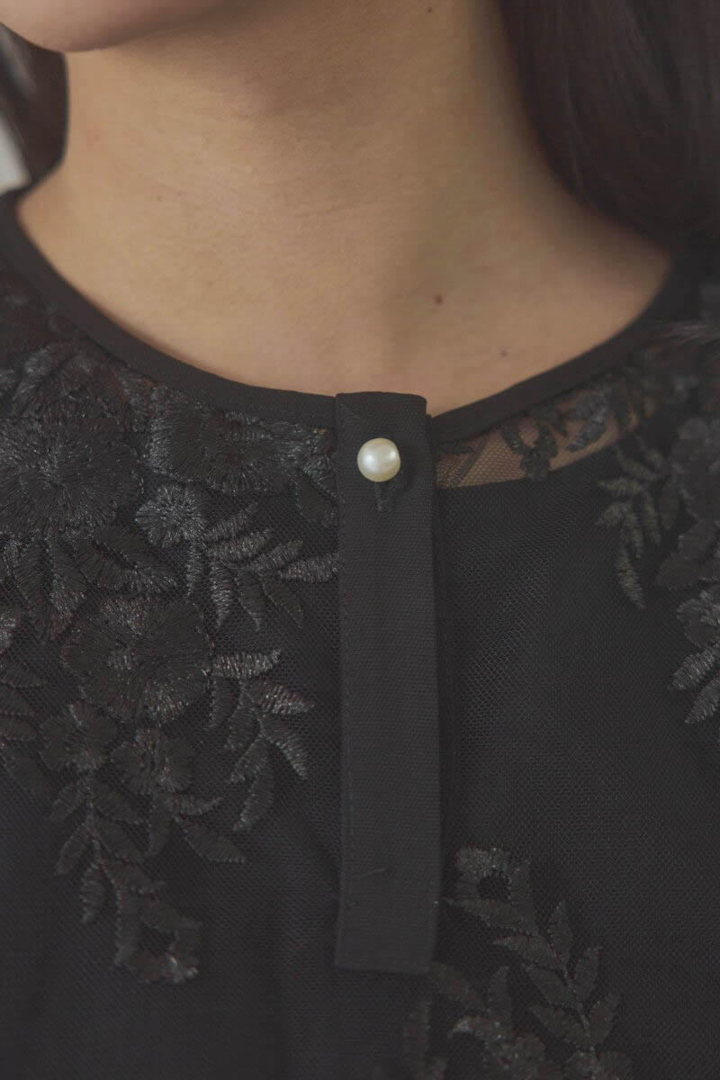 ブラックのバタフライスリーブパンツドレス