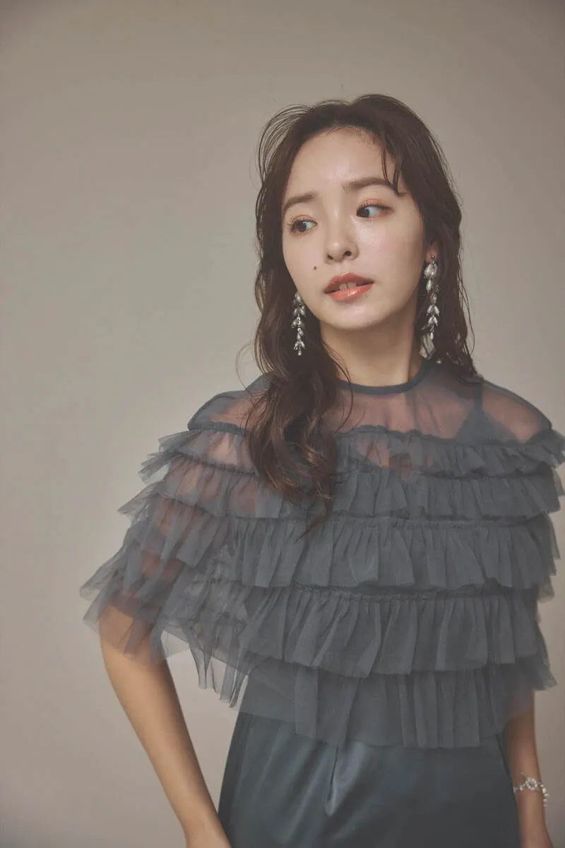 グレーのフリルケープブラウスセットドレス