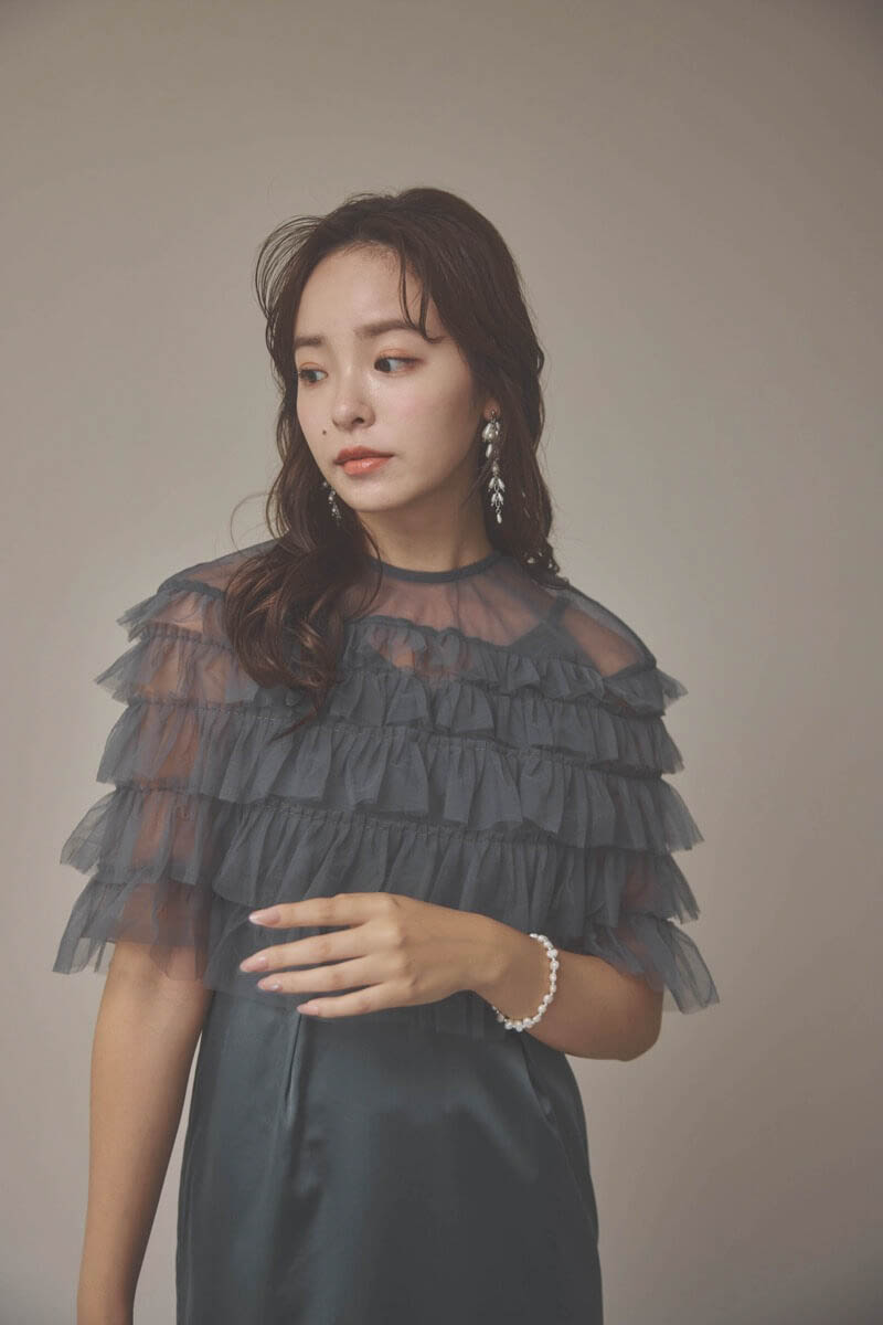 グレーのフリルケープブラウスセットドレス