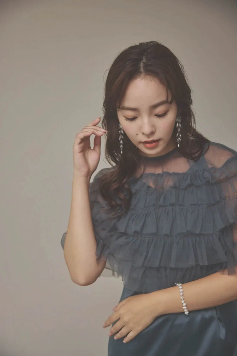 グレーのフリルケープブラウスセットドレス