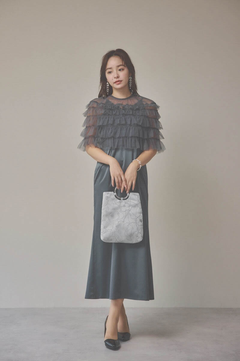 グレーのフリルケープブラウスセットドレス