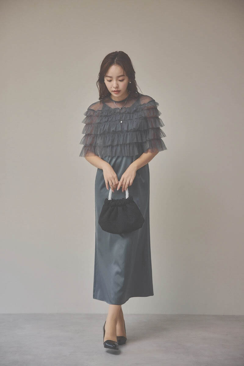 グレーのフリルケープブラウスセットドレス