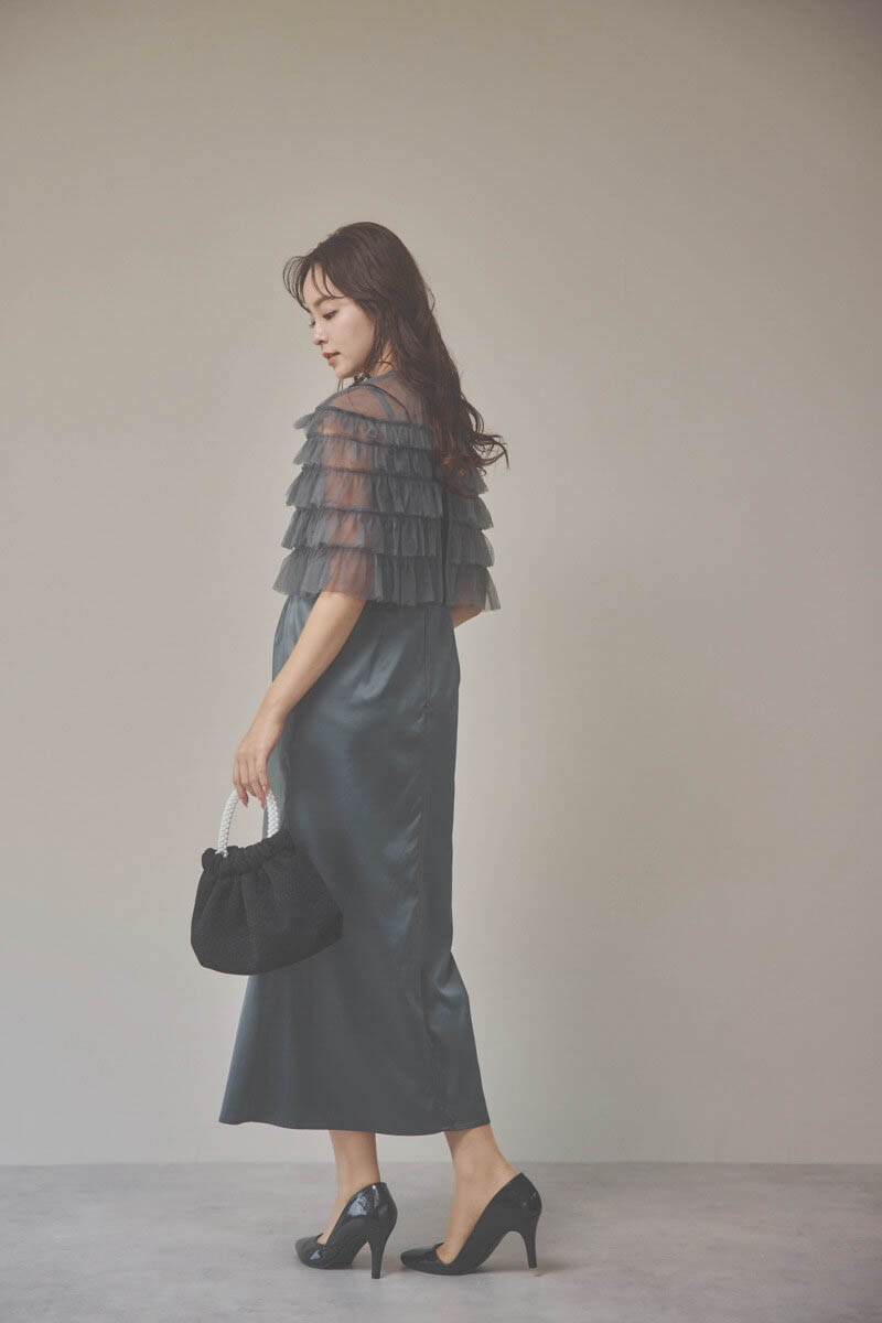 グレーのフリルケープブラウスセットドレス