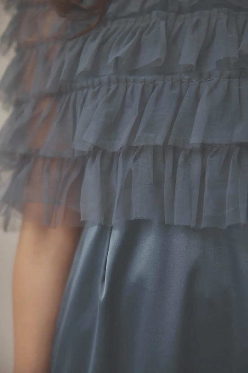 グレーのフリルケープブラウスセットドレス