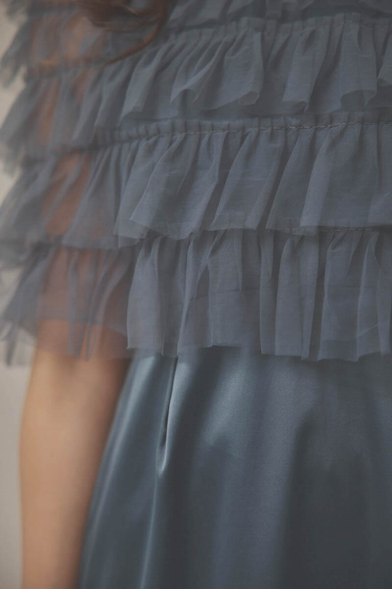 グレーのフリルケープブラウスセットドレス