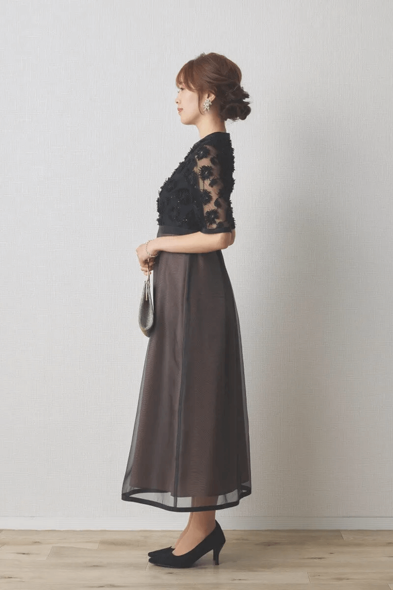 ブラック×ブラウンのエンブロイダリーミックスドレス