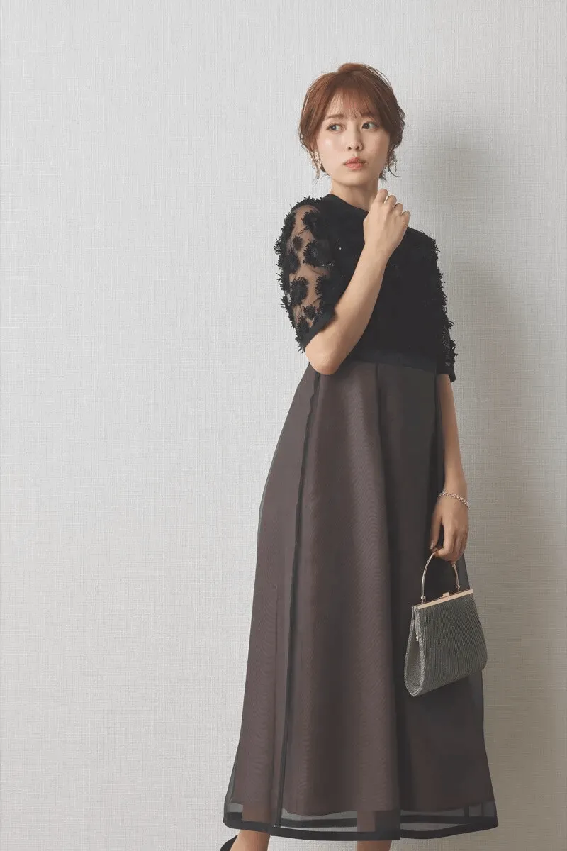 ブラック×ブラウンのエンブロイダリーミックスドレス