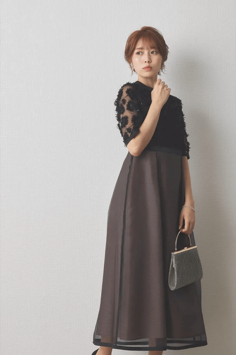 ブラック×ブラウンのエンブロイダリーミックスドレス