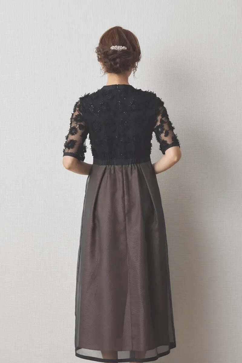 ブラック×ブラウンのエンブロイダリーミックスドレス